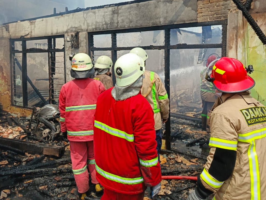 DPKP Pekanbaru Bantu Padamkan Kebakaran Rumah dan Kios di Cendrawasih